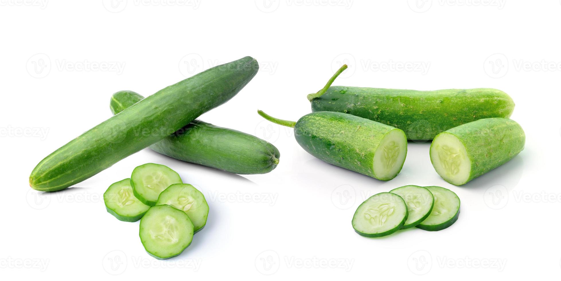 verse komkommer geïsoleerd op witte achtergrond foto