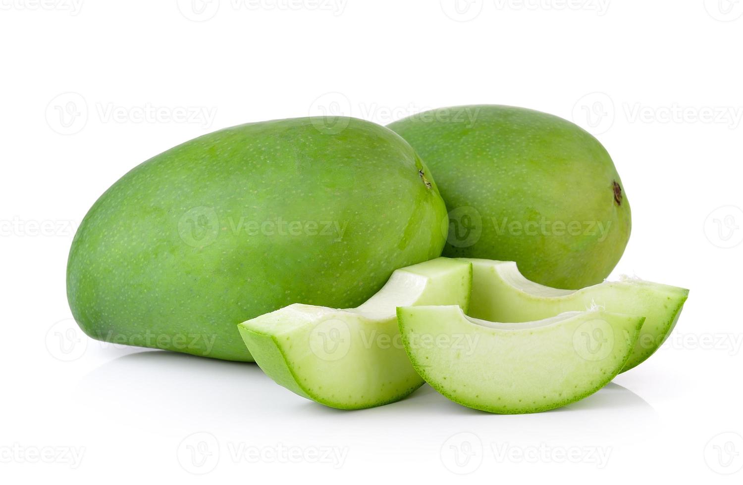 groene mango op witte achtergrond foto