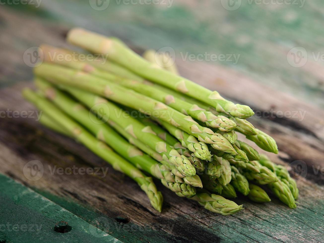 asperges op oud houten foto