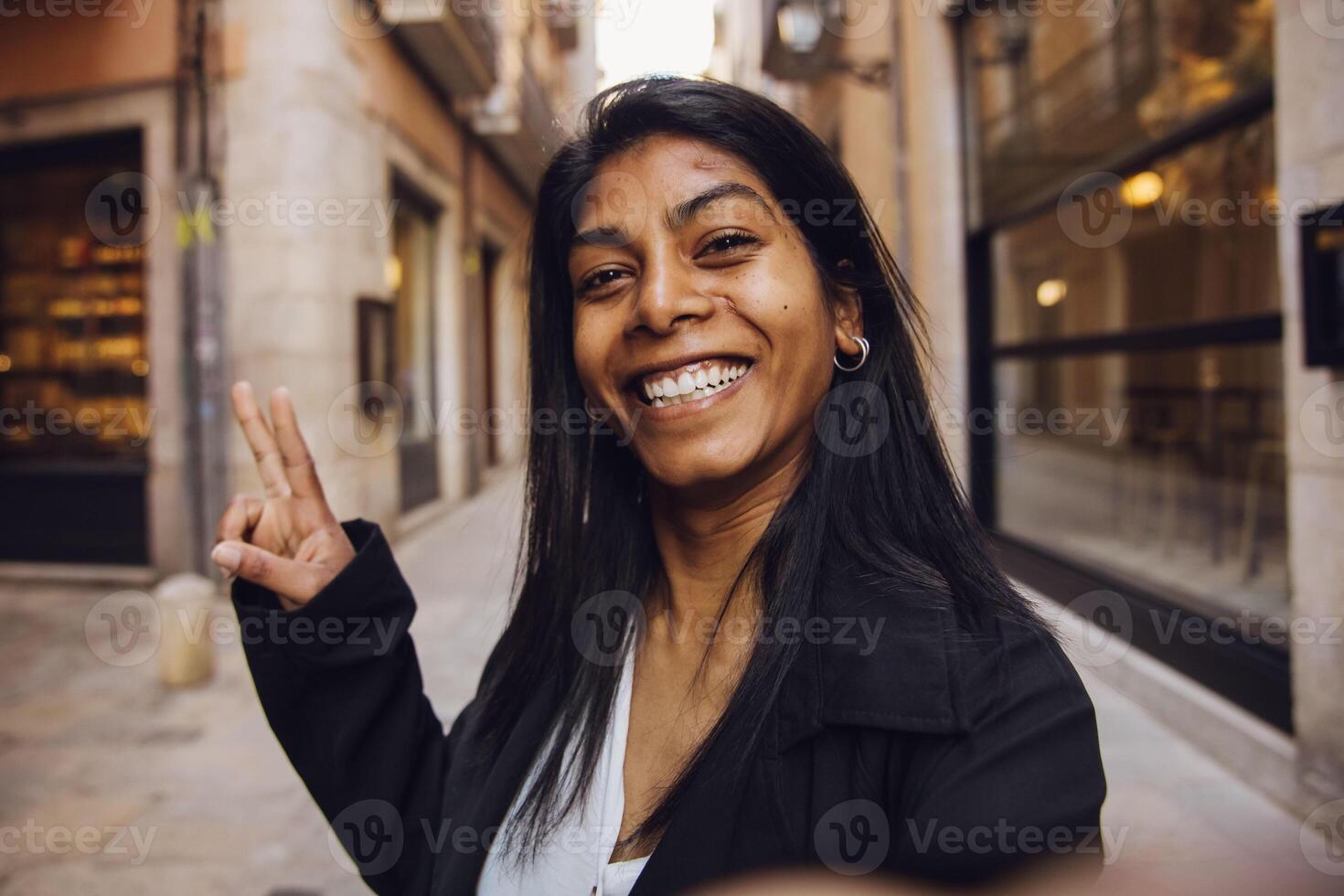 selfie van een jong vrouw in de straat foto