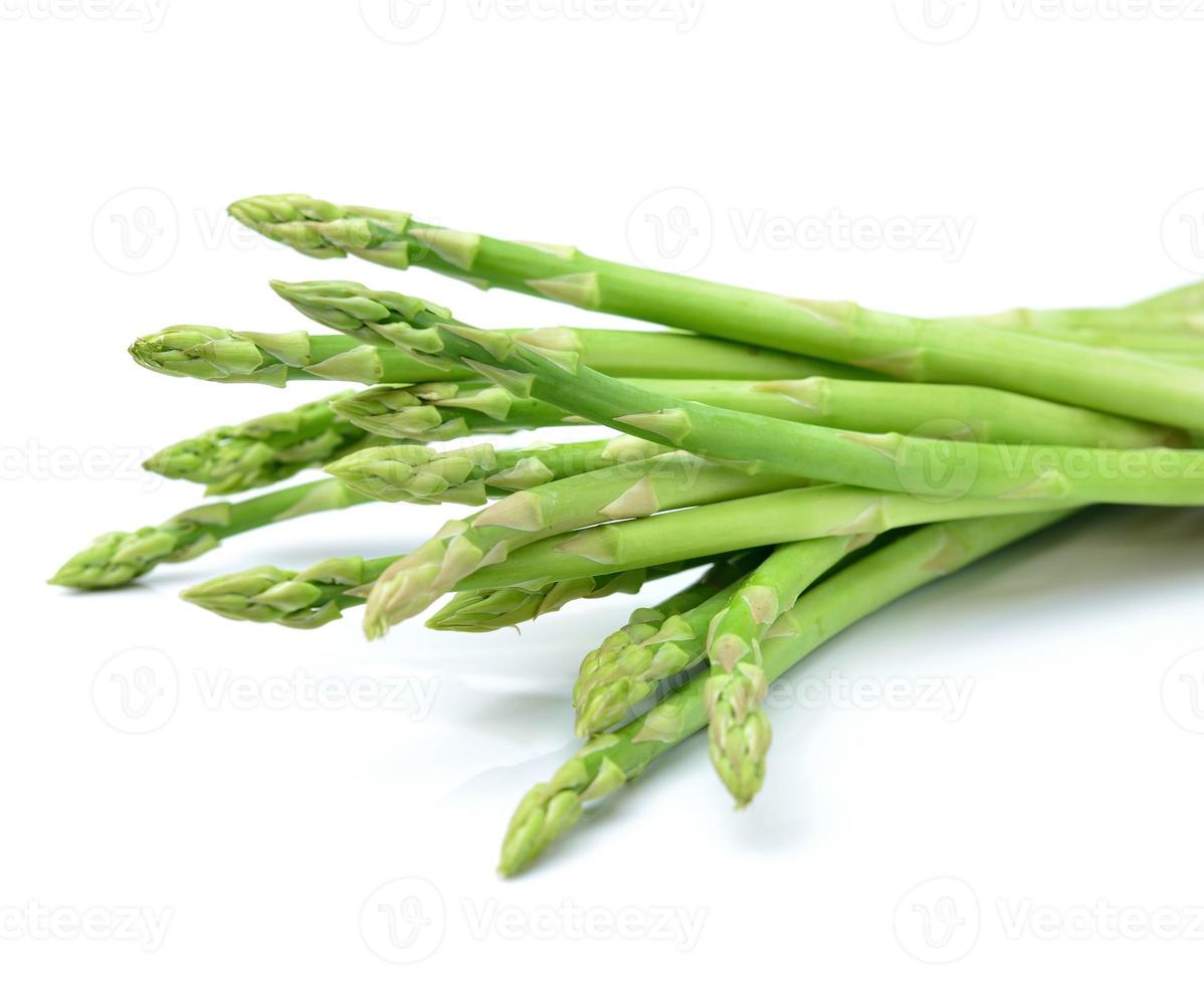 verse groene asperges op witte achtergrond foto
