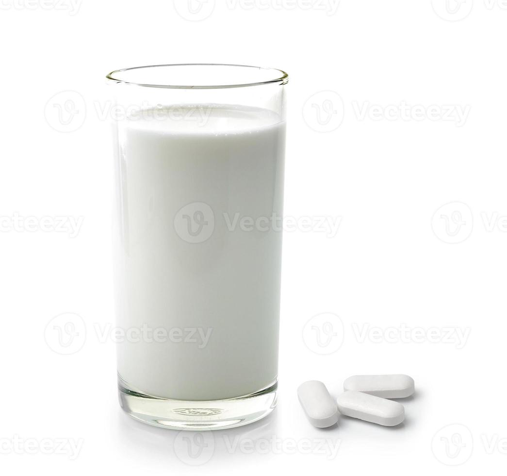 pil en glas melk geïsoleerd op witte achtergrond foto