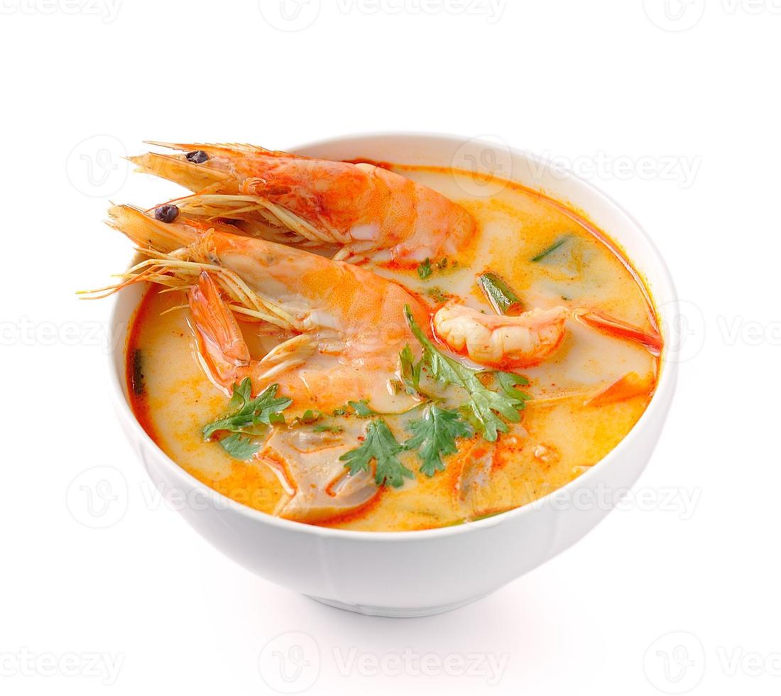 Tom yam kung geïsoleerd op een witte achtergrond foto