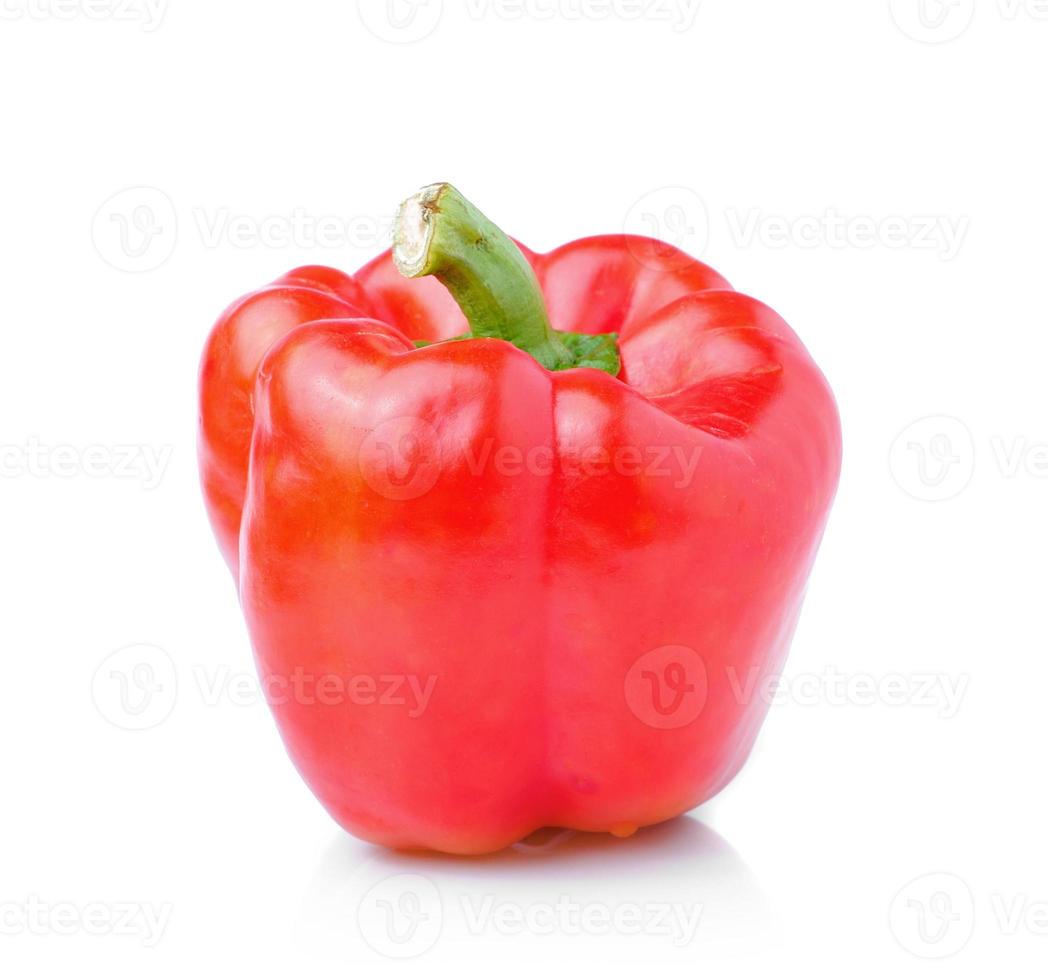 zoete rode peper die op witte achtergrond wordt geïsoleerd foto
