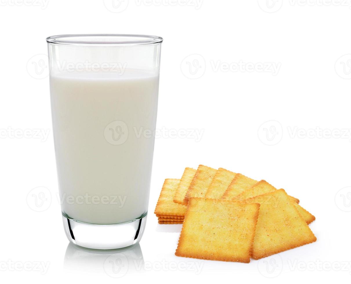 glas melk en cracker geïsoleerd op witte achtergrond foto