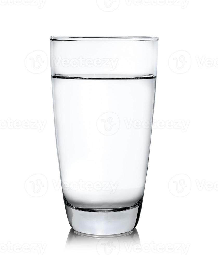 glas water geïsoleerd op witte achtergrond foto
