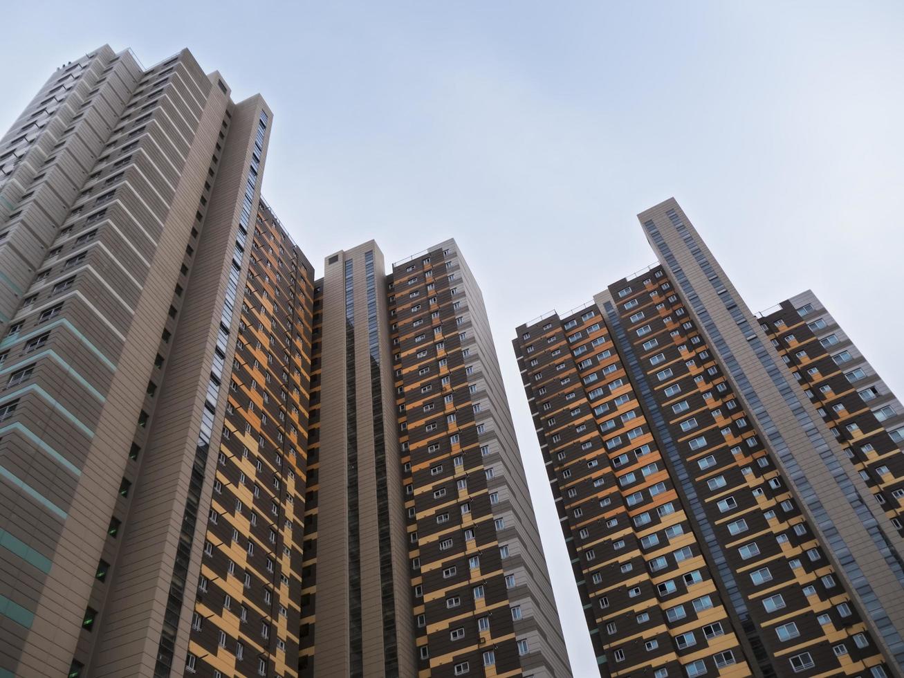 onderaanzicht naar grote gebouwen in Sokcho City, Zuid-Korea foto