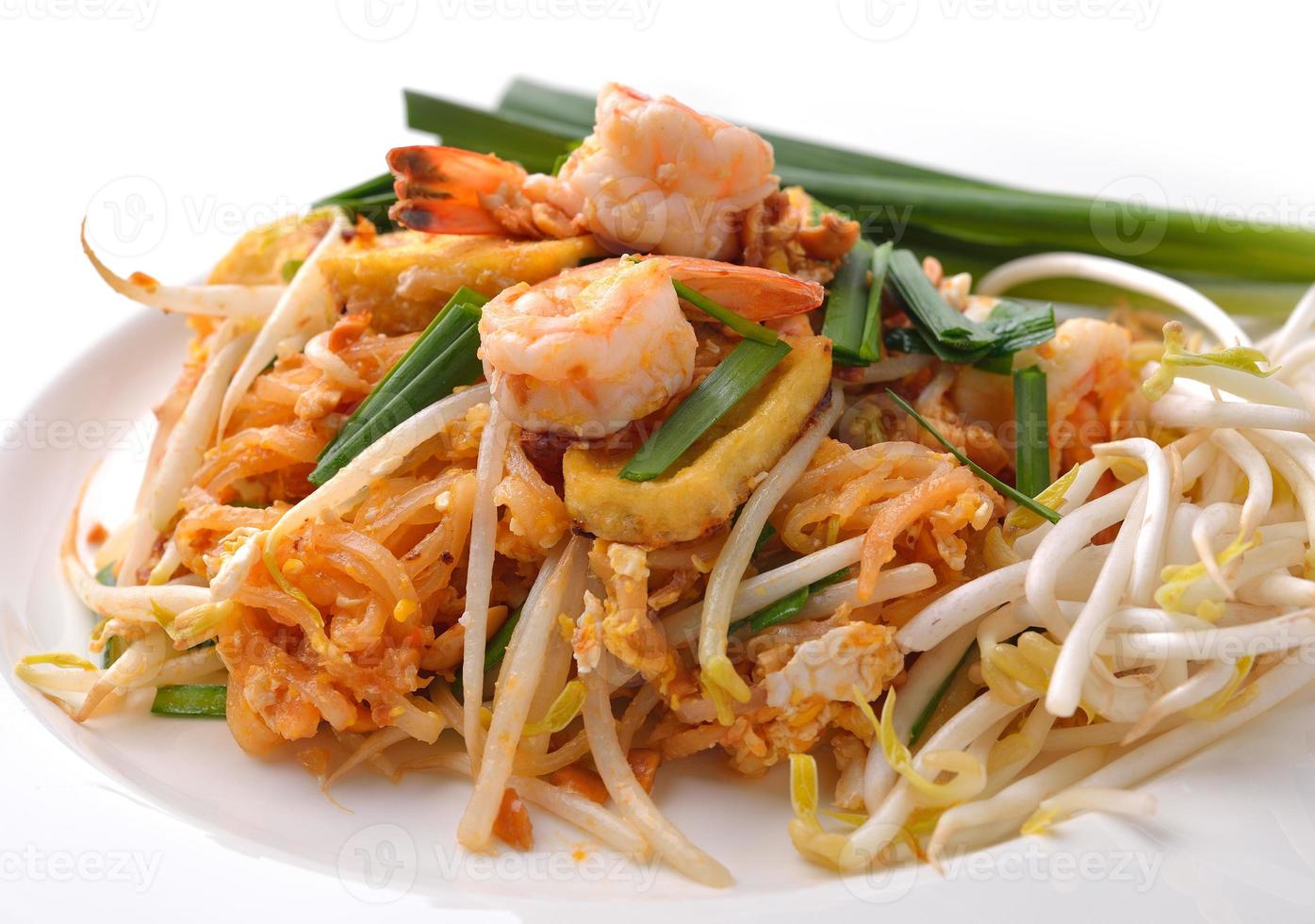 thai food pad thai, roerbaknoedels met garnalen foto