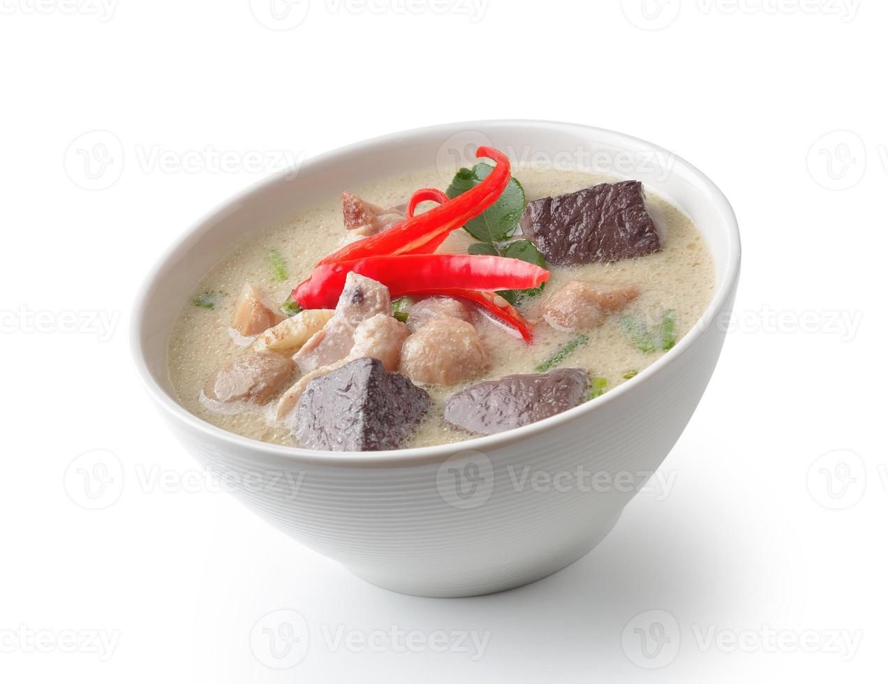 thaifood pittige kip curry in kokosmelk foto