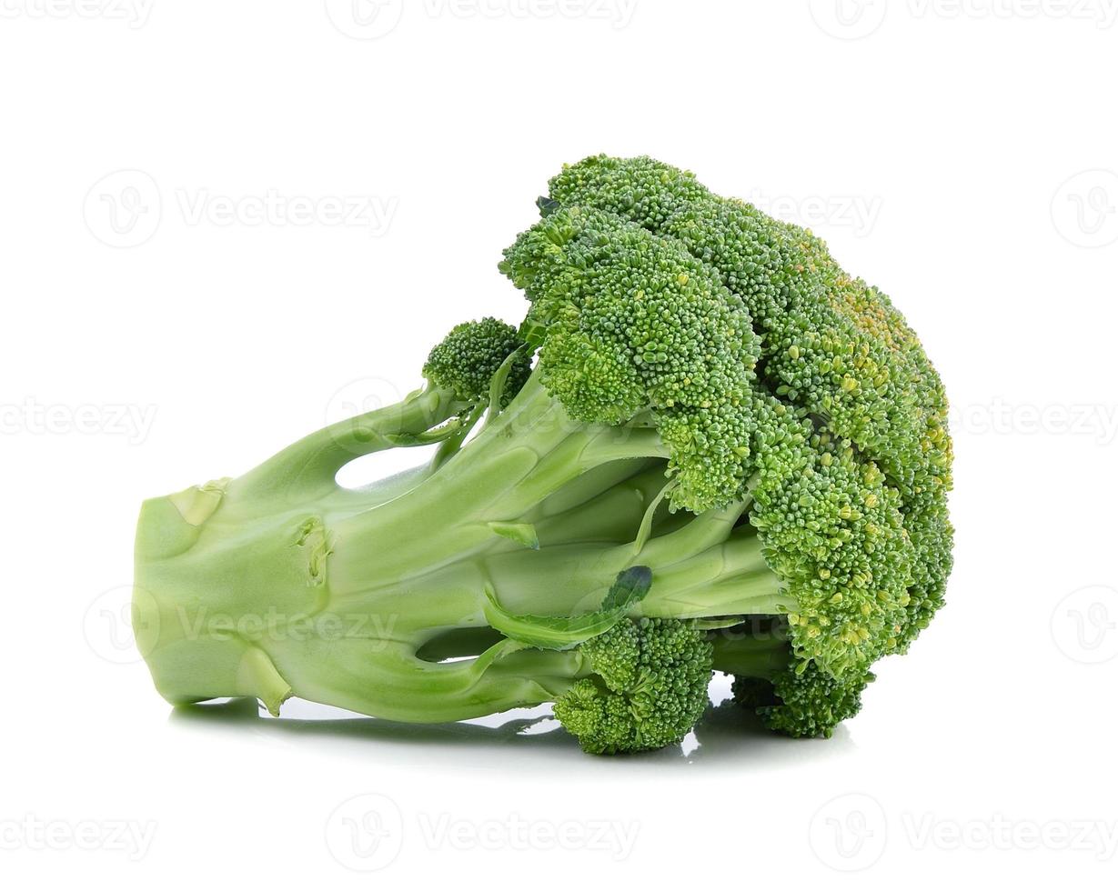 broccoli die op witte achtergrond worden geïsoleerd foto
