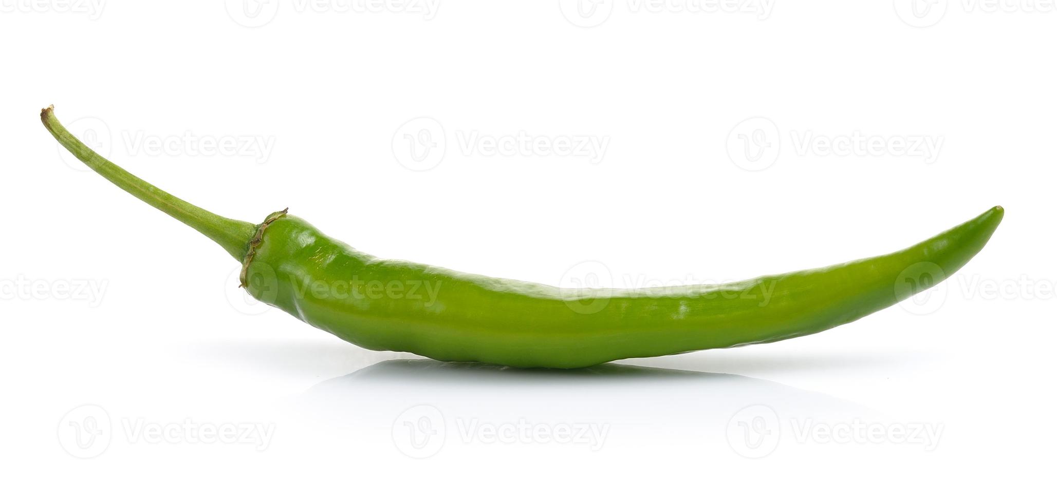 groene paprika's geïsoleerd op witte achtergrond foto