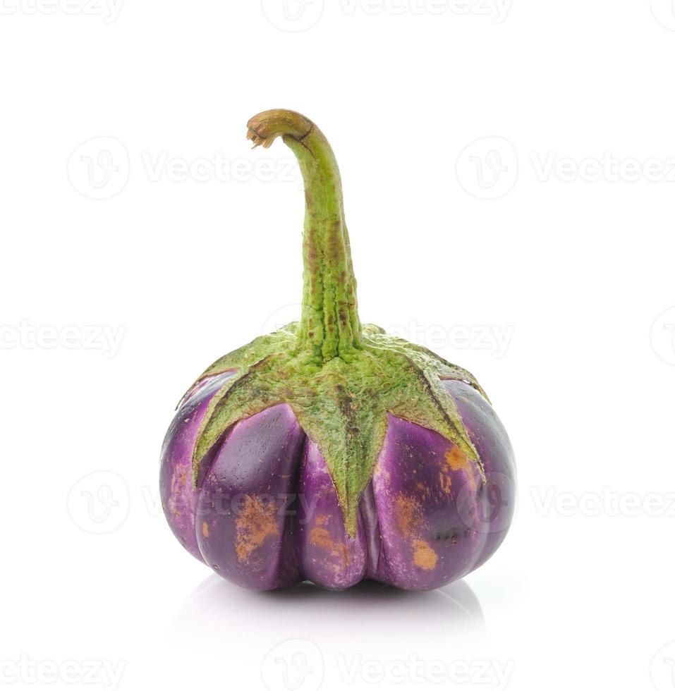 aubergine die op witte achtergrond wordt geïsoleerd foto