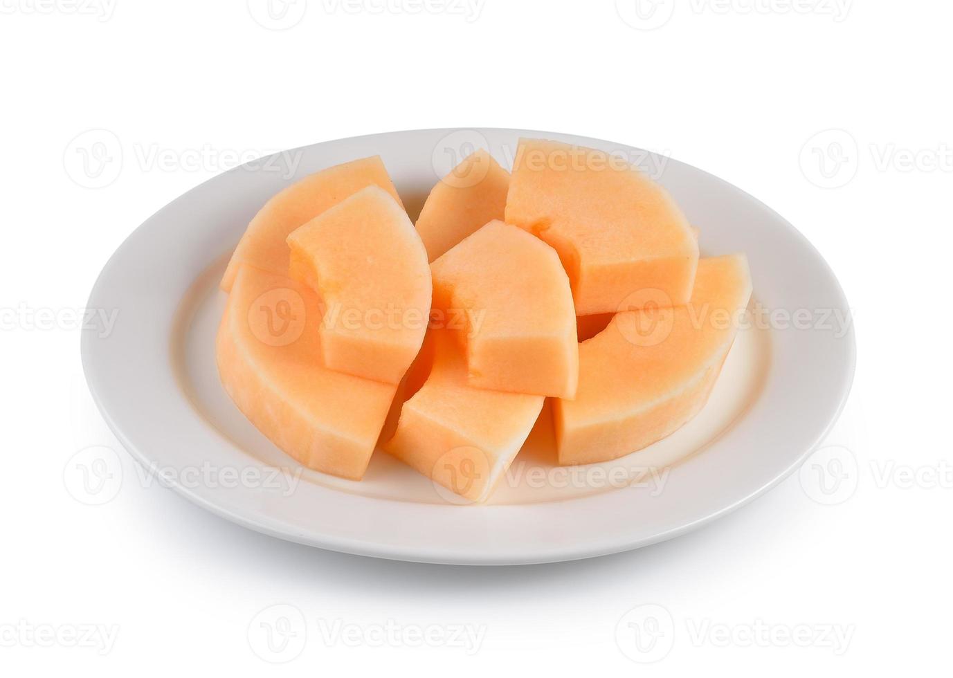 gesneden cantaloupe meloen op witte plaat op witte achtergrond foto