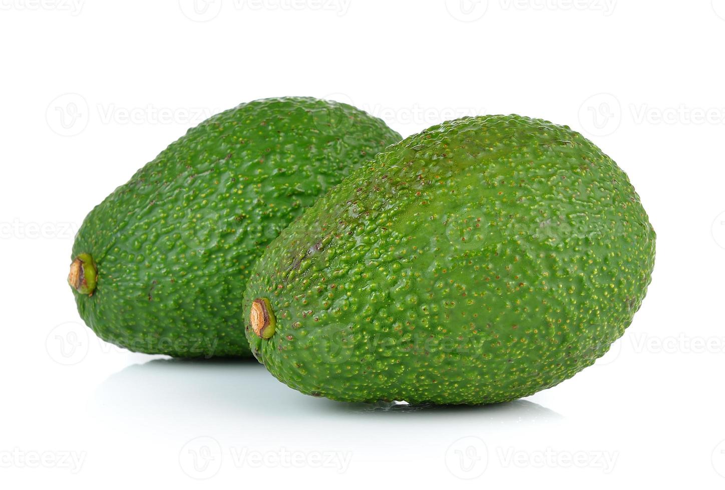 avocado op witte achtergrond foto