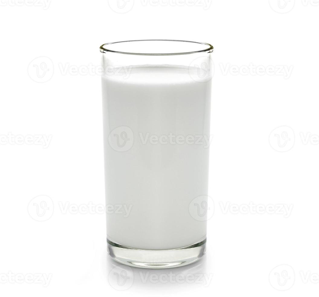 verse melk in het glas op witte achtergrond foto