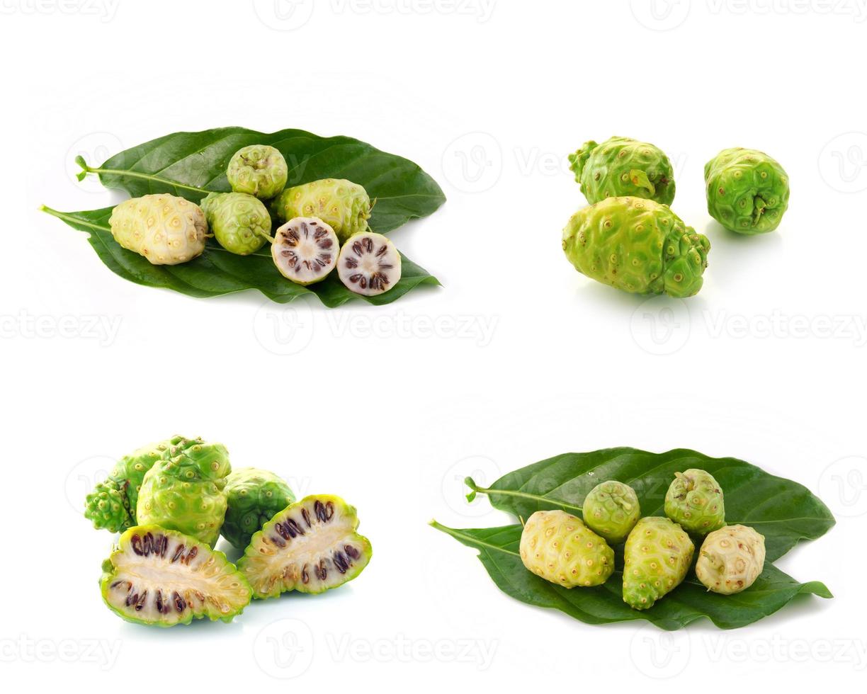 exotisch fruit - noni op wit foto