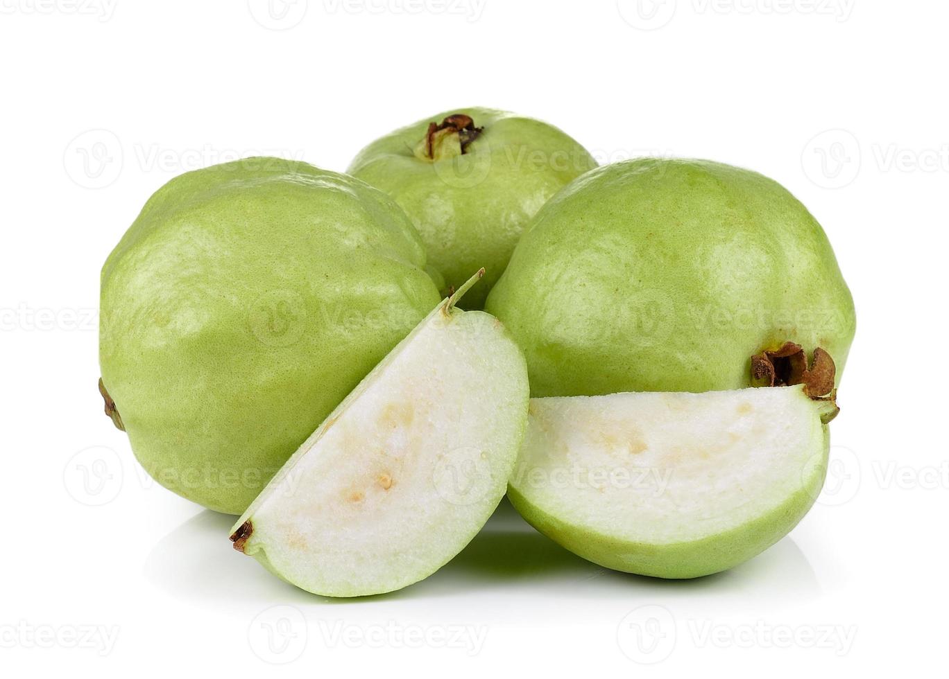 guave fruit geïsoleerd op witte achtergrond foto