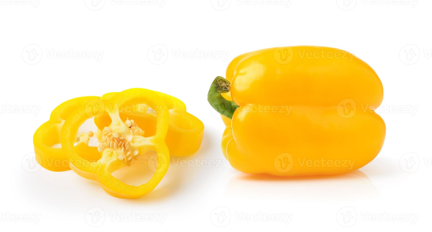 gele peper op witte achtergrond foto