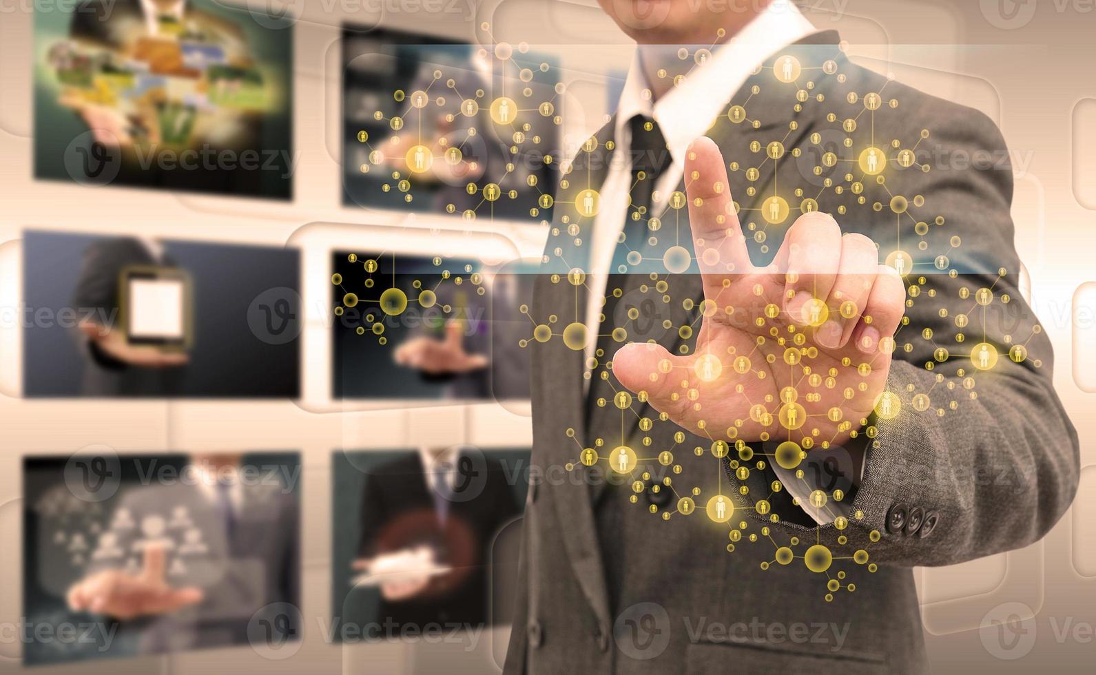 zakenman hand duwen knop op een touch screen interface foto