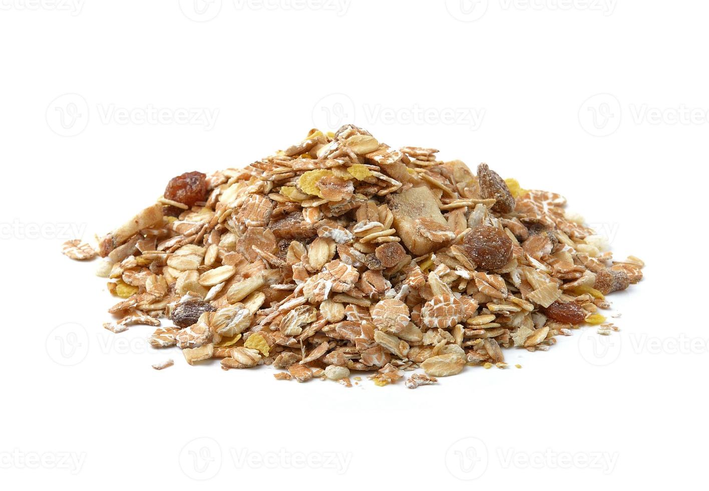 stapel muesli geïsoleerd op witte achtergrond foto