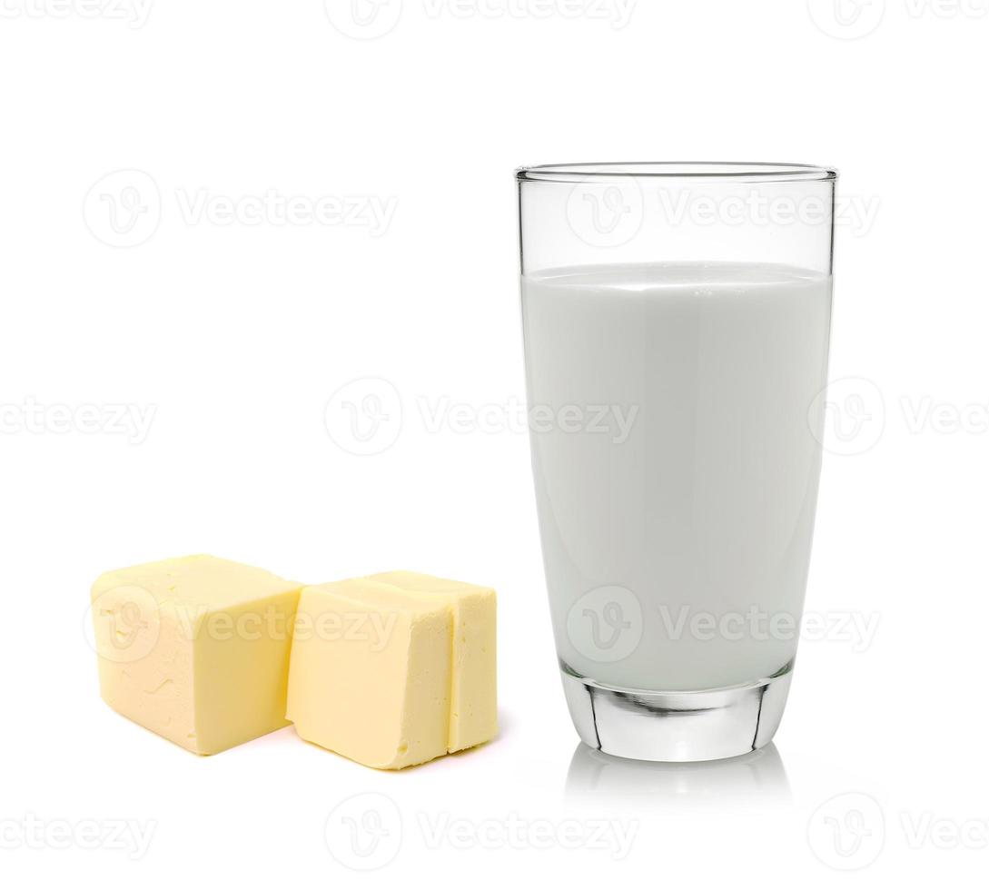 verse boter en melk geïsoleerd op witte achtergrond foto