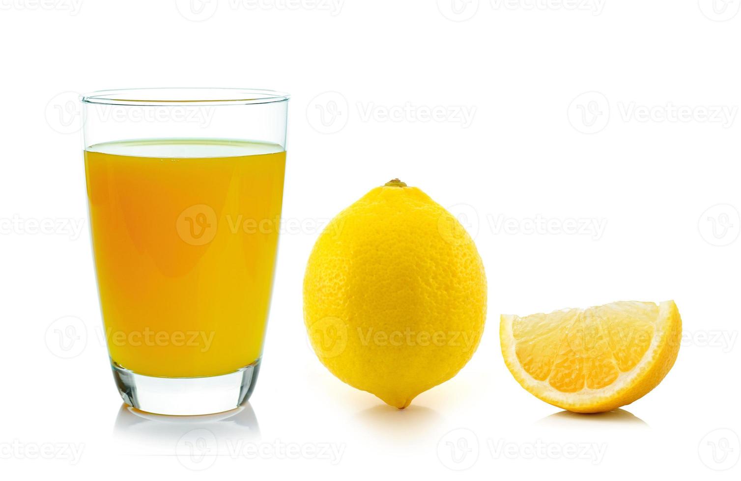 Citroensap in een glas en citroen geïsoleerd op een witte achtergrond foto