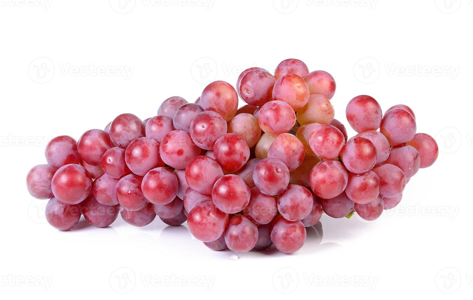 druiven geïsoleerd op over witte achtergrond foto