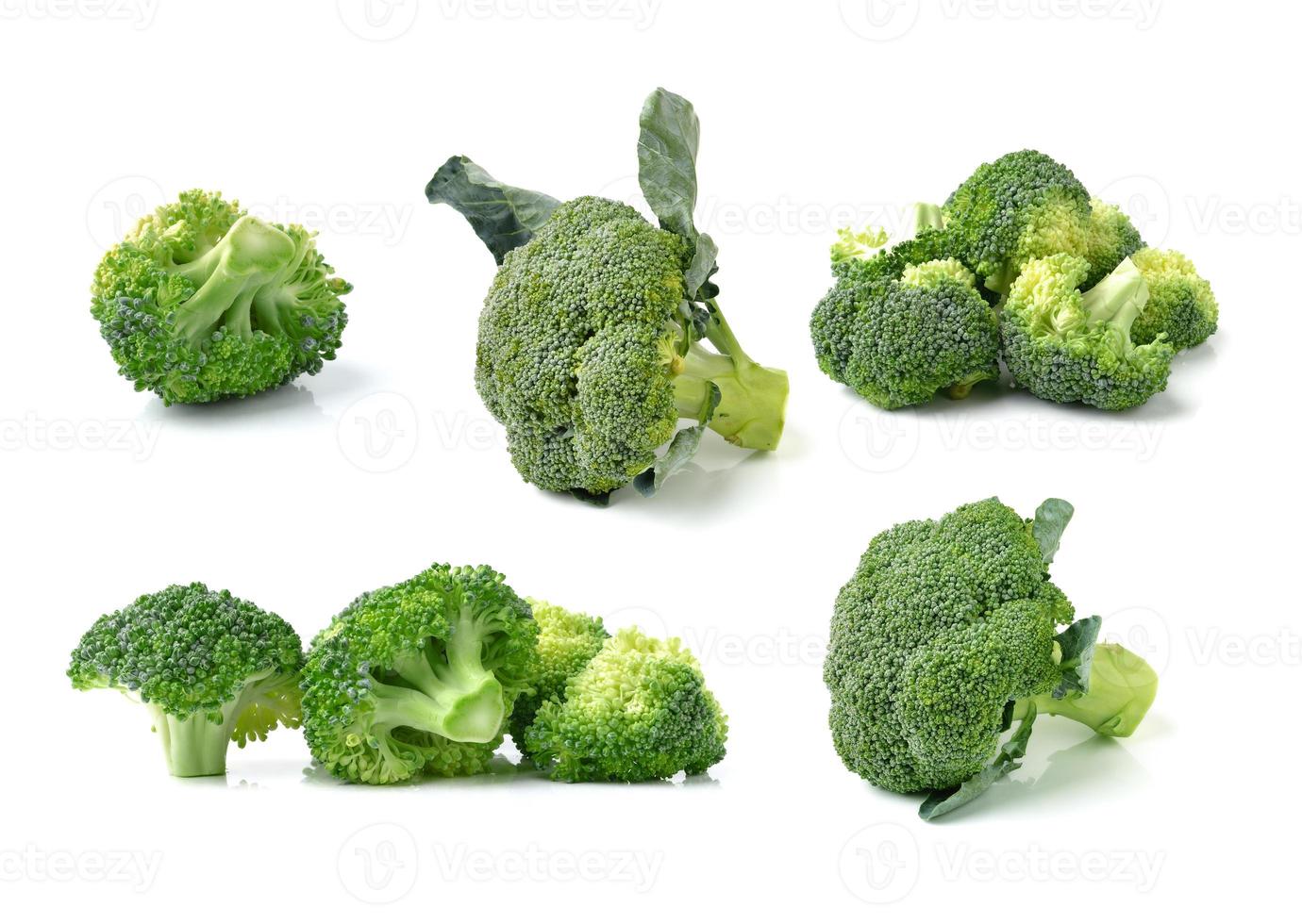 broccoli die op witte achtergrond worden geïsoleerd foto