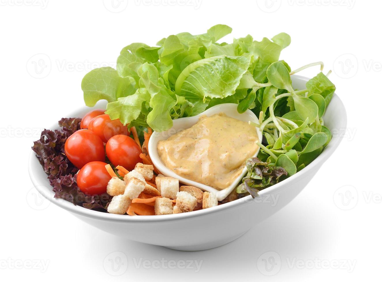 salade in plaat geïsoleerd op een witte achtergrond foto