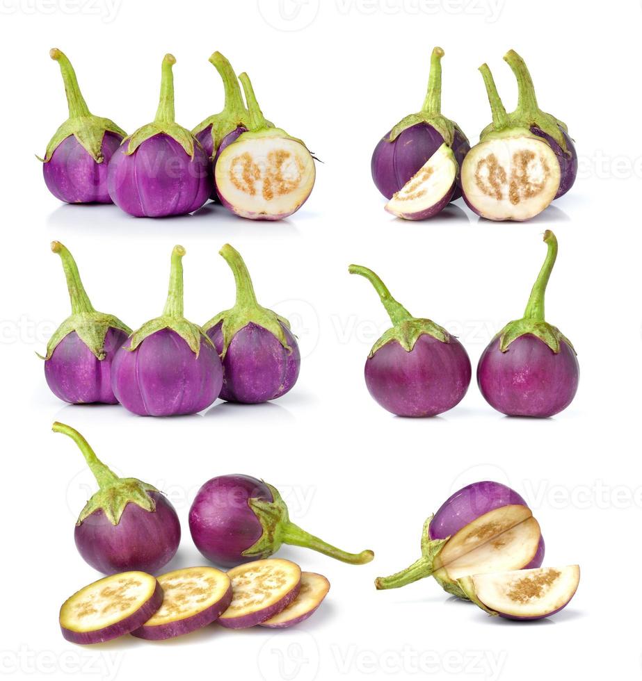 aubergine die op witte achtergrond wordt geïsoleerd foto