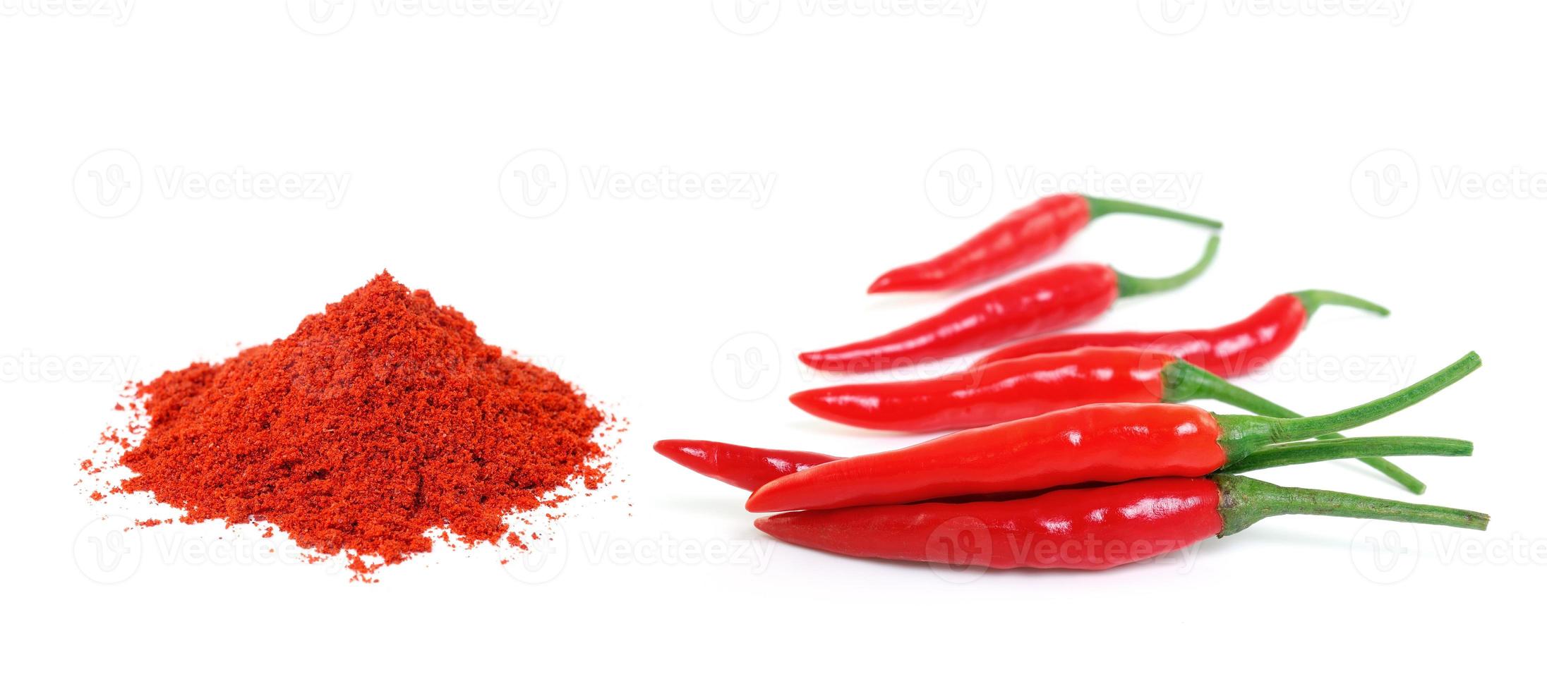 Red hot chili peper en cayenne peper geïsoleerd op een witte achtergrond foto