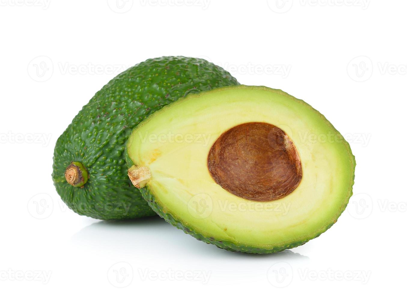 avocado op witte achtergrond foto