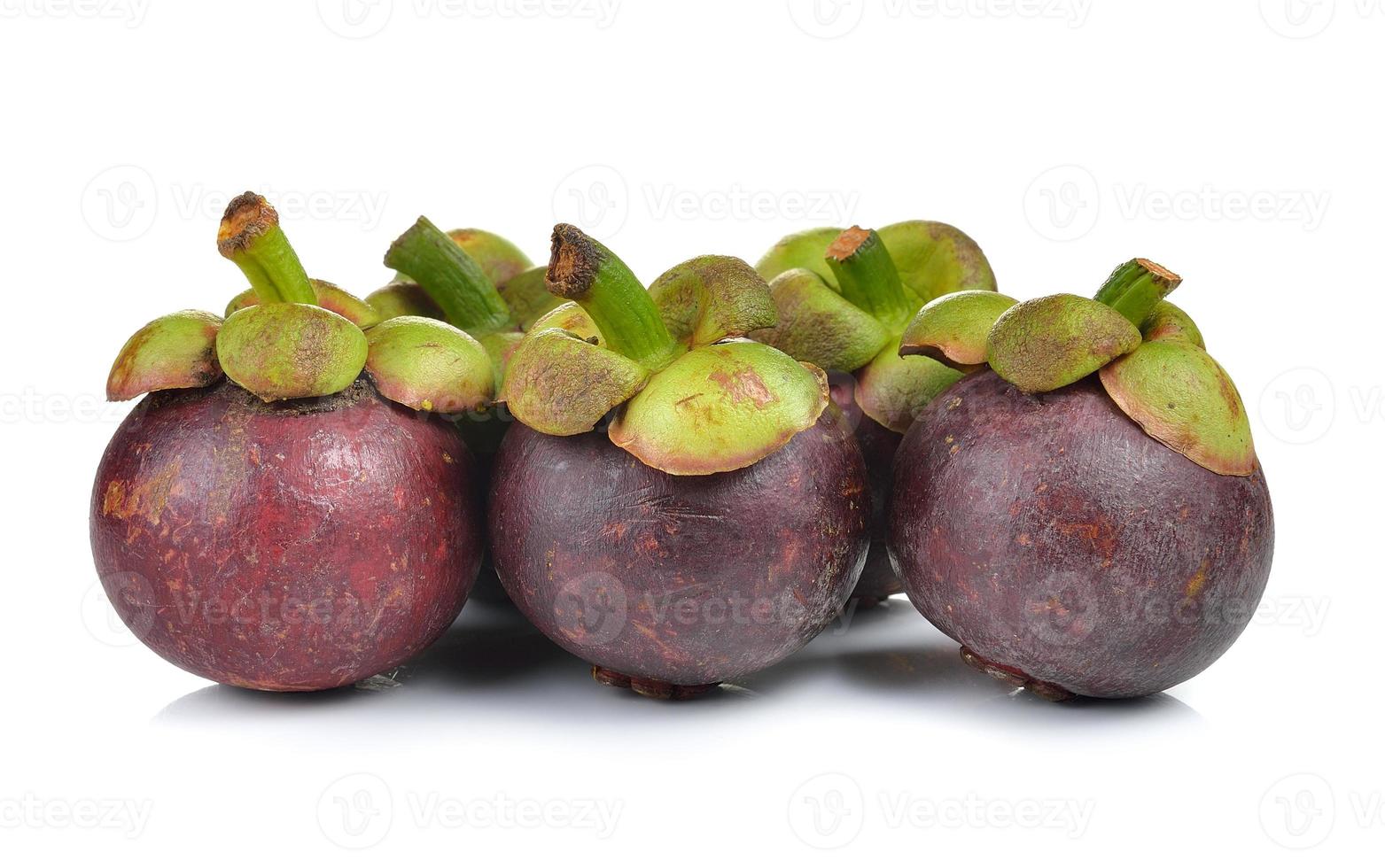 mangosteen op witte achtergrond foto