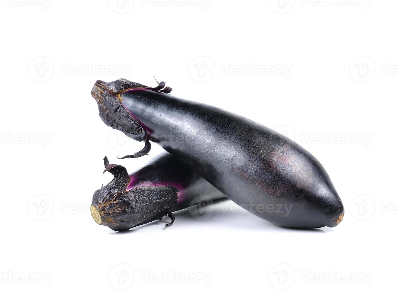 aubergine of auberginegroente op witte achtergrond foto