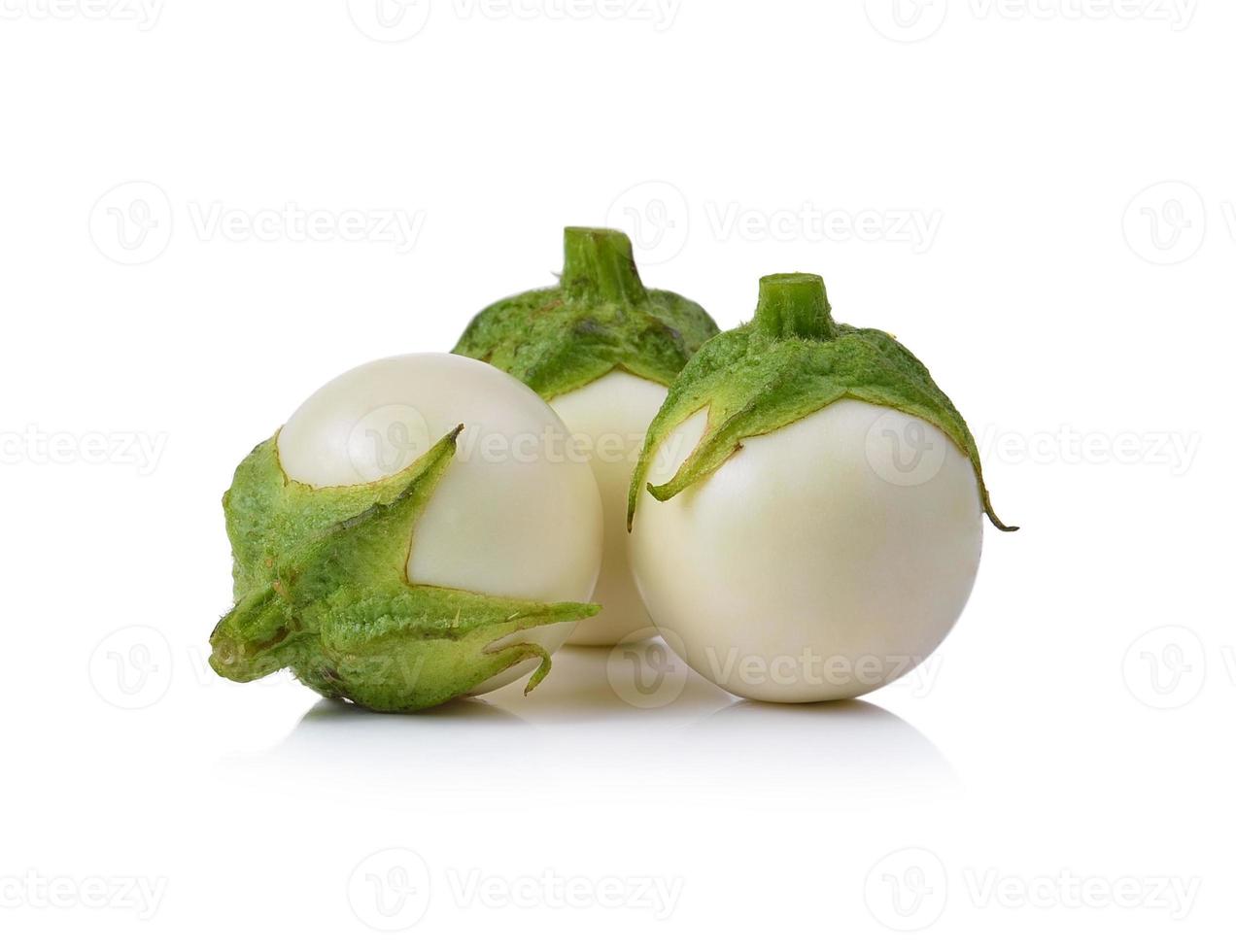 Witte aubergine geïsoleerd op een witte achtergrond foto