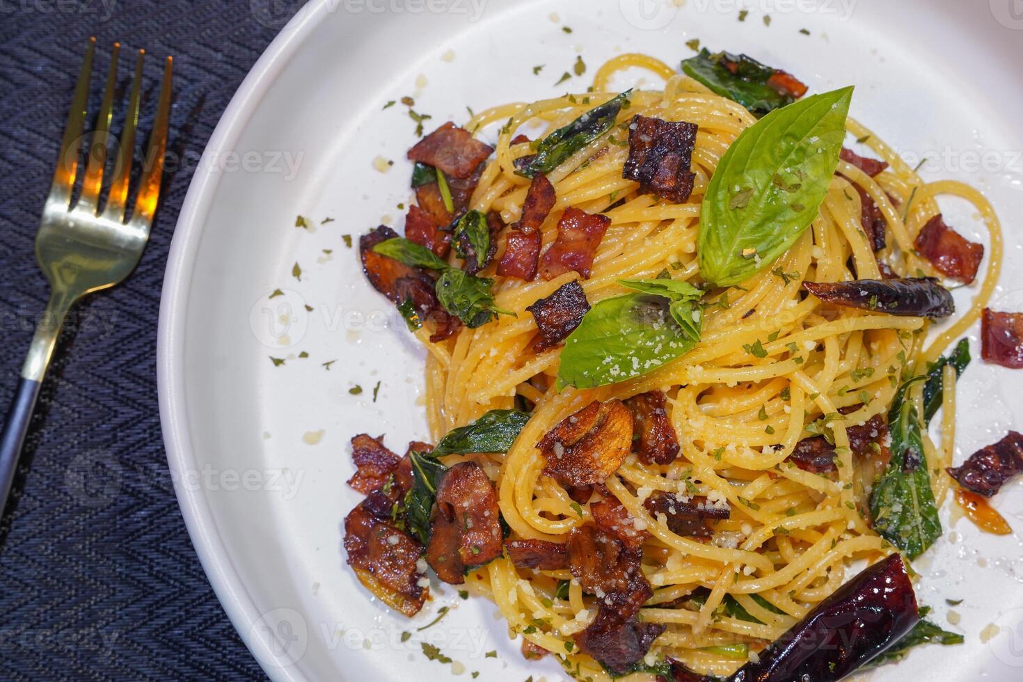 pittig spaghetti met droog Chili en gebakken spek foto