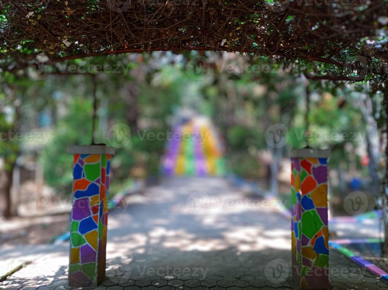 regenboog kleurrijk pijlers in de tuin met vervagen achtergrond foto
