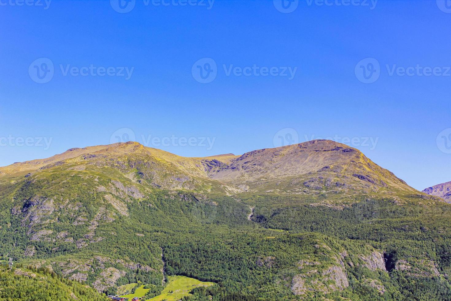 prachtige zonsopgang panorama noorwegen, hemsedal skicentrum met bergen in hemsedalis. foto