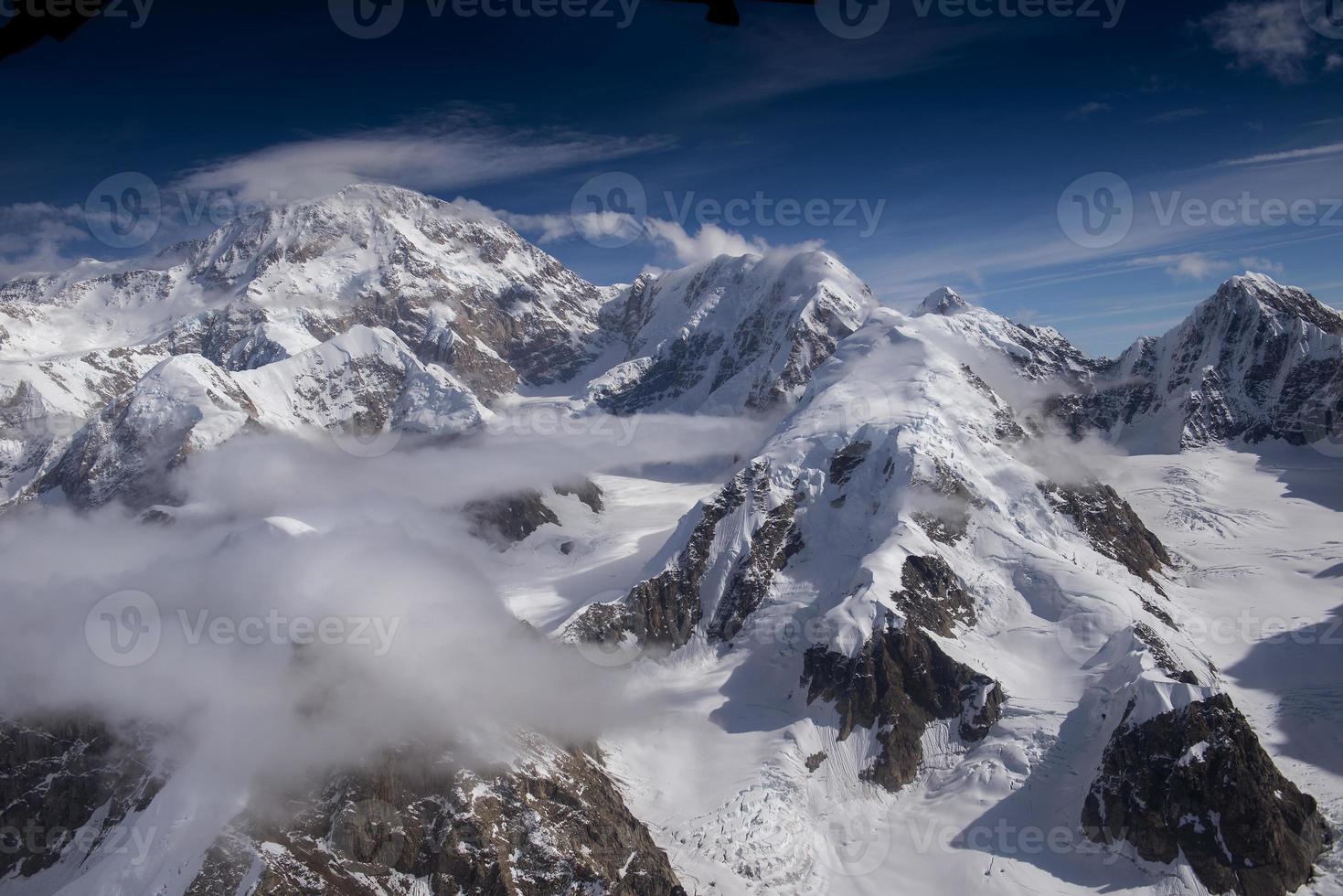 antenne van denali, de hoogste berg van Noord-Amerika foto
