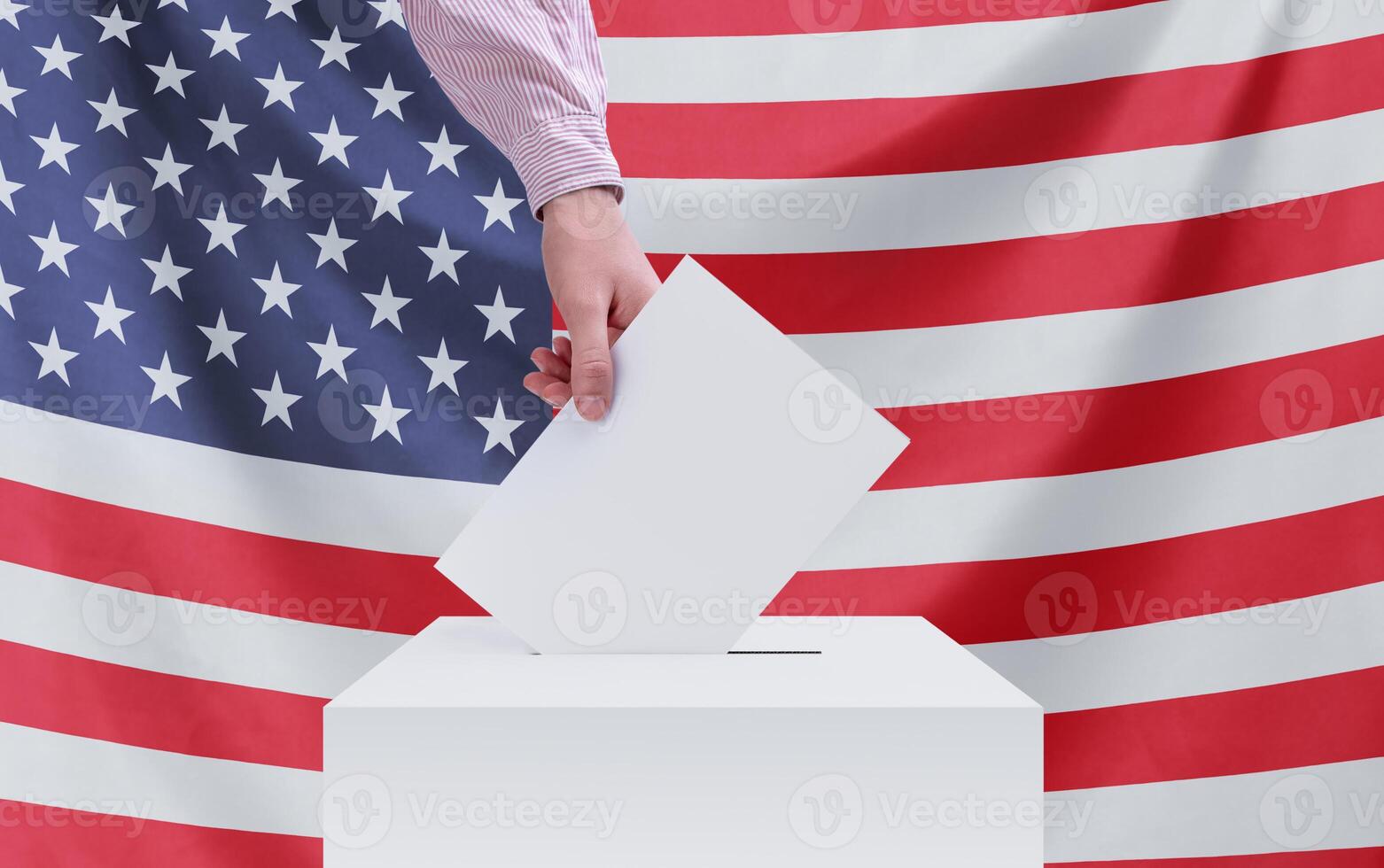 verkiezing, Amerika. verkiezing concept. een hand- gooit een stemming in de stemming doos. Amerikaans vlag Aan de achtergrond. foto
