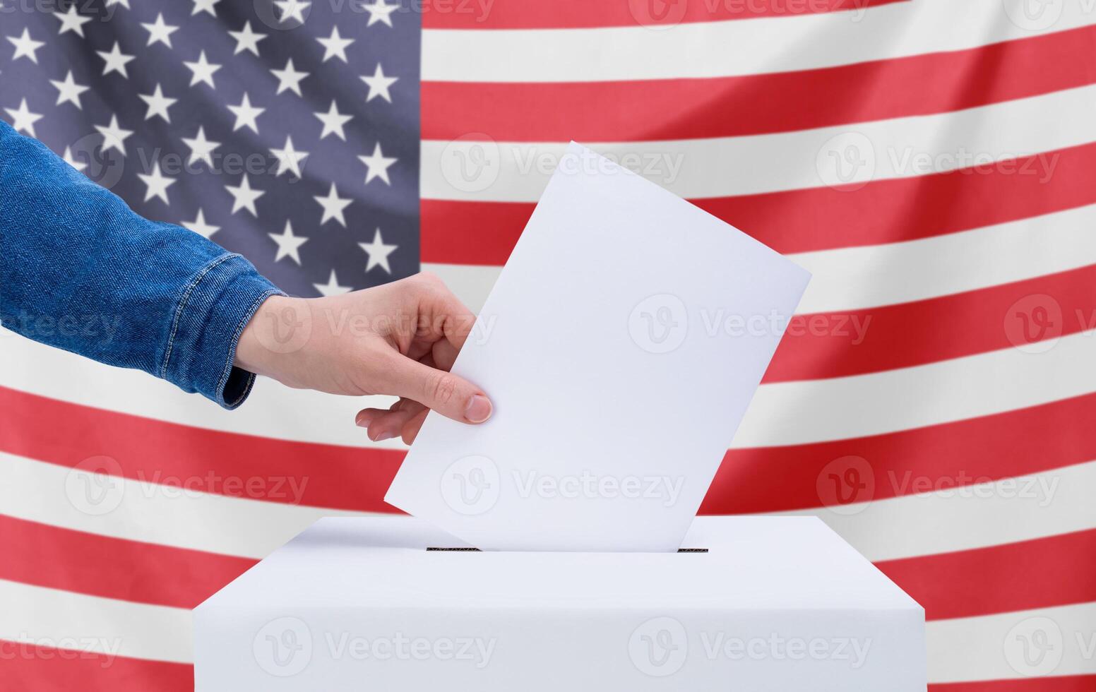 verkiezingen, Amerika. een menselijk hand- gooit een stemming in de stemming doos. Amerikaans vlag Aan de achtergrond. verkiezing concept. foto