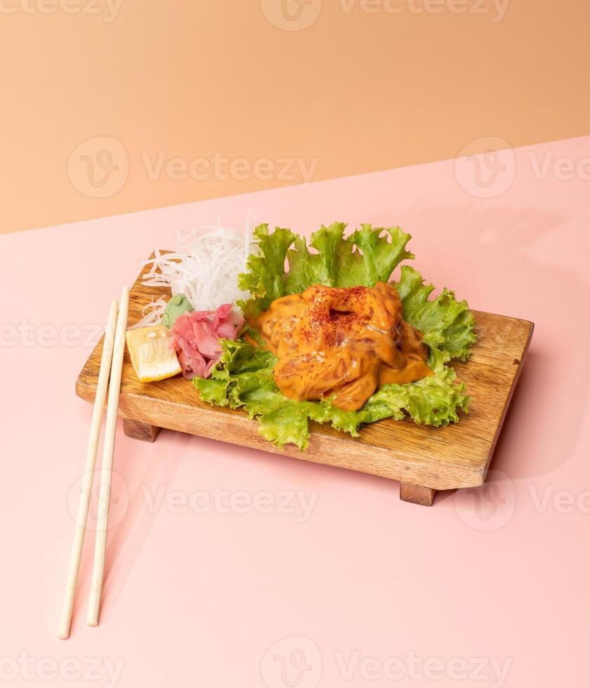 pittig maguro sashimi met salade bladeren en eetstokjes geïsoleerd Aan houten snijdend bord kant visie snel voedsel foto