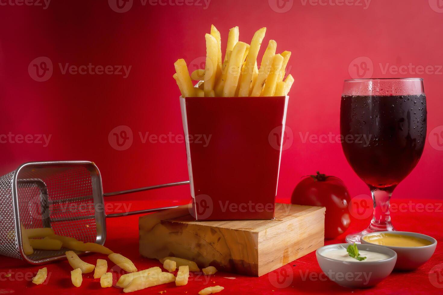 heet aardappel Patat geïsoleerd Aan houten bord met mayo dip en verkoudheid drinken kant visie foto