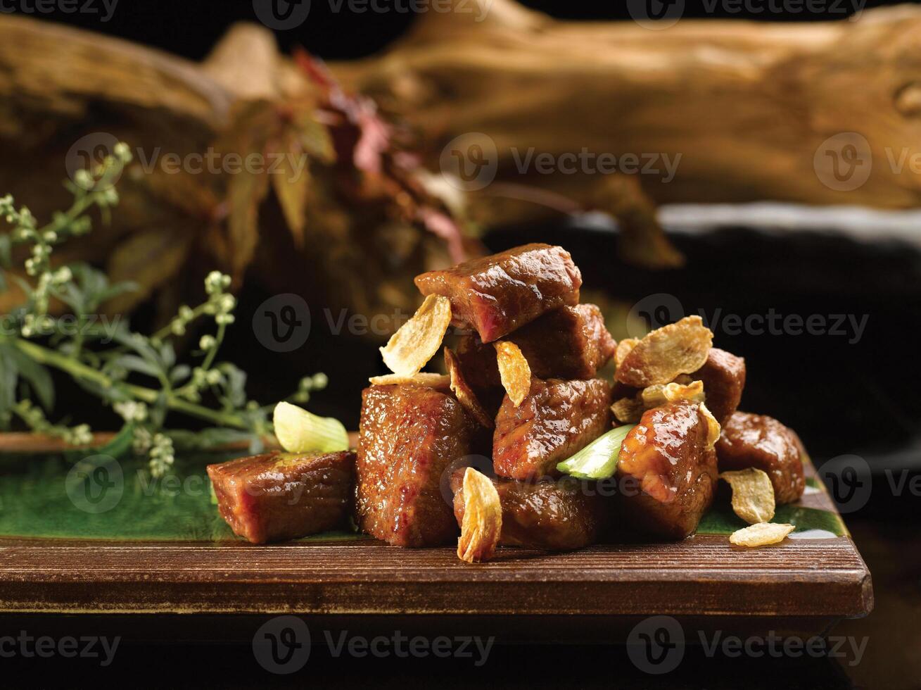 gebakken rundvlees kubussen met foie gras saus knoflook geserveerd schotel geïsoleerd Aan achtergrond top visie voedsel foto