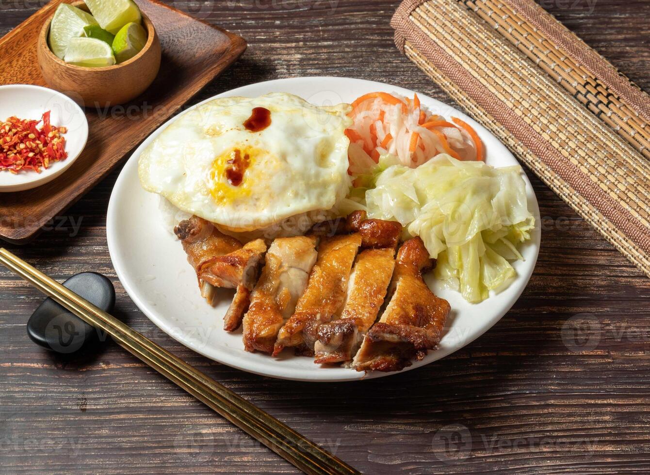 kip trommelstok rijst- met ei en salade geserveerd in kom geïsoleerd Aan tafel top visie van Taiwan voedsel foto