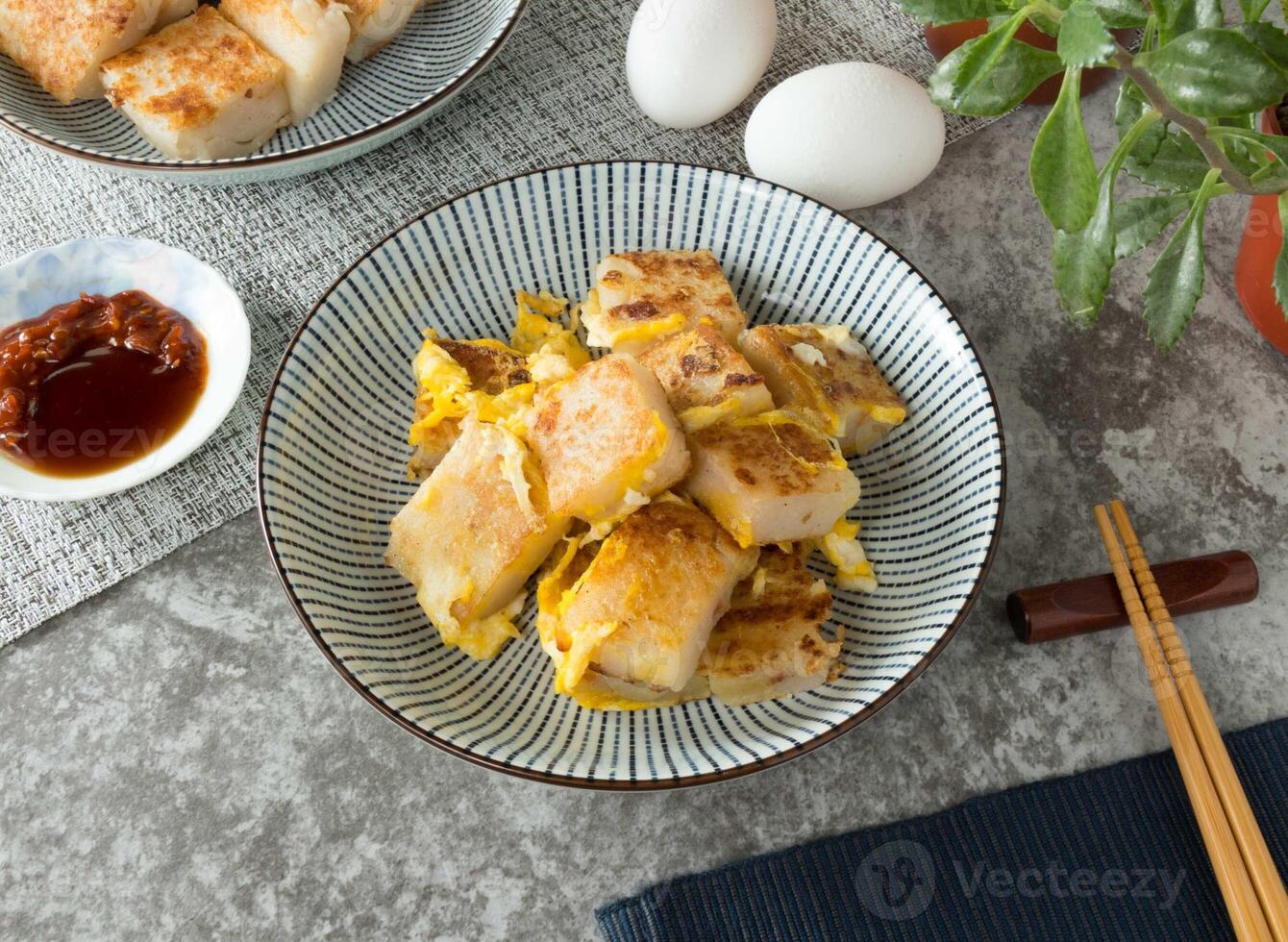 eigengemaakt wortel taart met eieren geserveerd in schotel geïsoleerd Aan servet top visie Aan tafel Taiwan voedsel foto