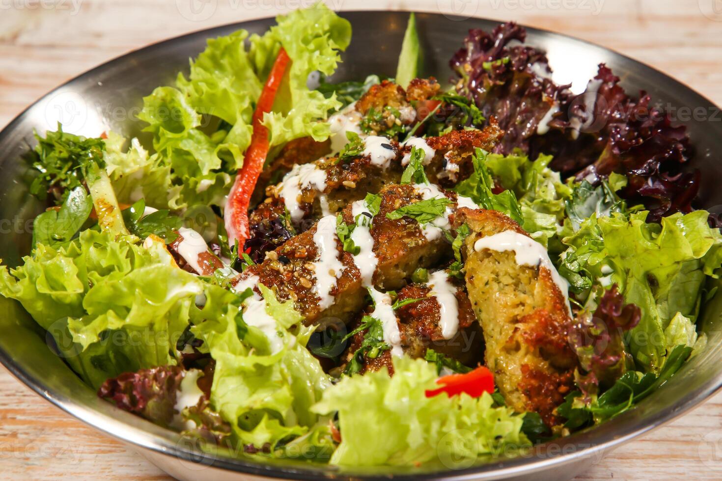 falafel salade met sla blad geserveerd in kom geïsoleerd Aan tafel top visie van gezond voedsel foto