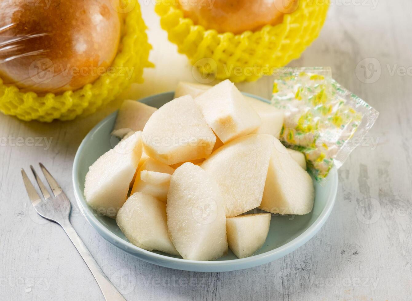 vers besnoeiing premie peren met rauw fruit besnoeiing geserveerd in beschikbaar glas geïsoleerd Aan achtergrond top visie Taiwan voedsel foto