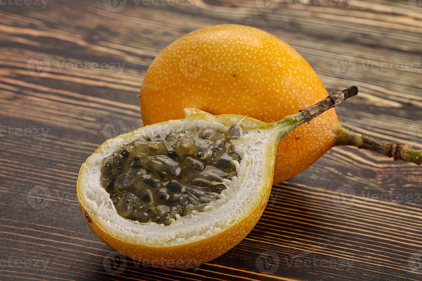 geel granadilla met besnoeiing voor de helft foto