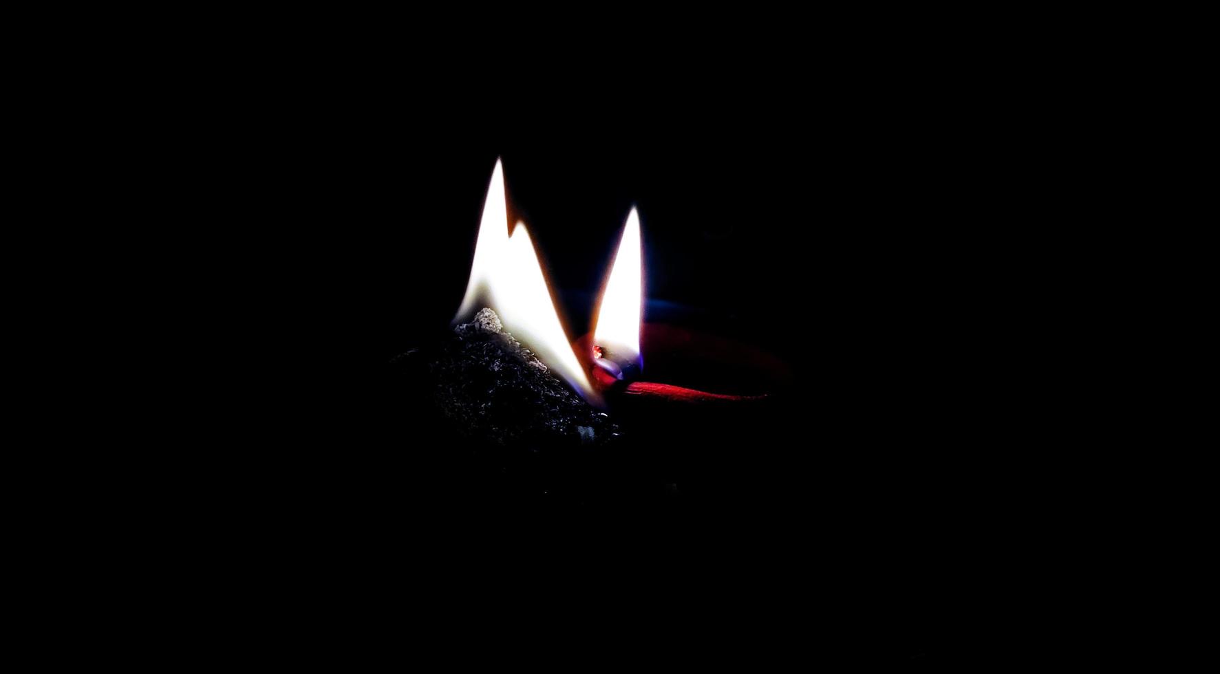 aarde- of kleilamp die licht uitstraalt in het donker. foto